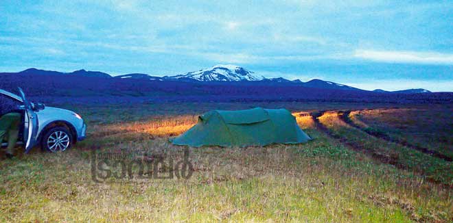 camping-opposite-to-Snaefel-mountain-peak_largest-mountain-peak-in-ICeland2