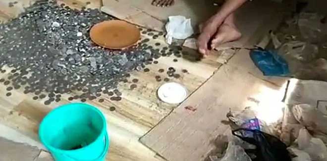 mumbai-beggar-coin