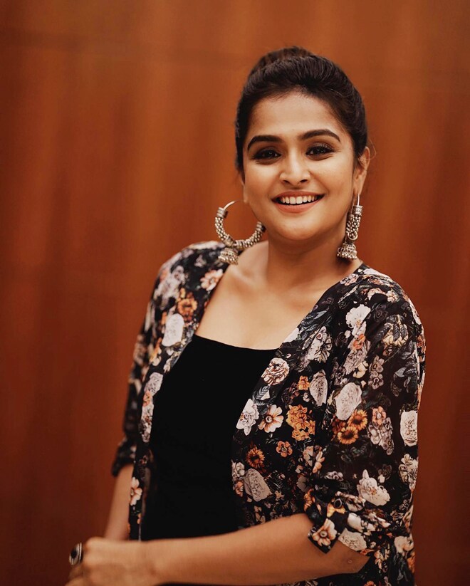 Nagla Ramiya ബ്ലാക് ഫ്ലോറൽ ഔട്ഫിറ്റിൽ അതീവ സുന്ദരിയായി രമ്യ നമ്പീശൻ; മോഡേൺ ലുക് ...