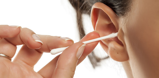 A women clean the ear with cotton swab