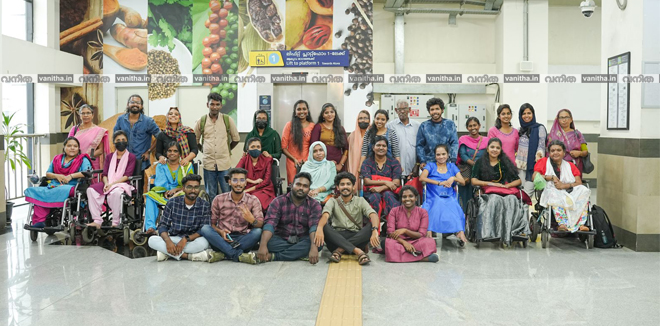 nine-differently-abled-girls-ernakulam-visit-mal
