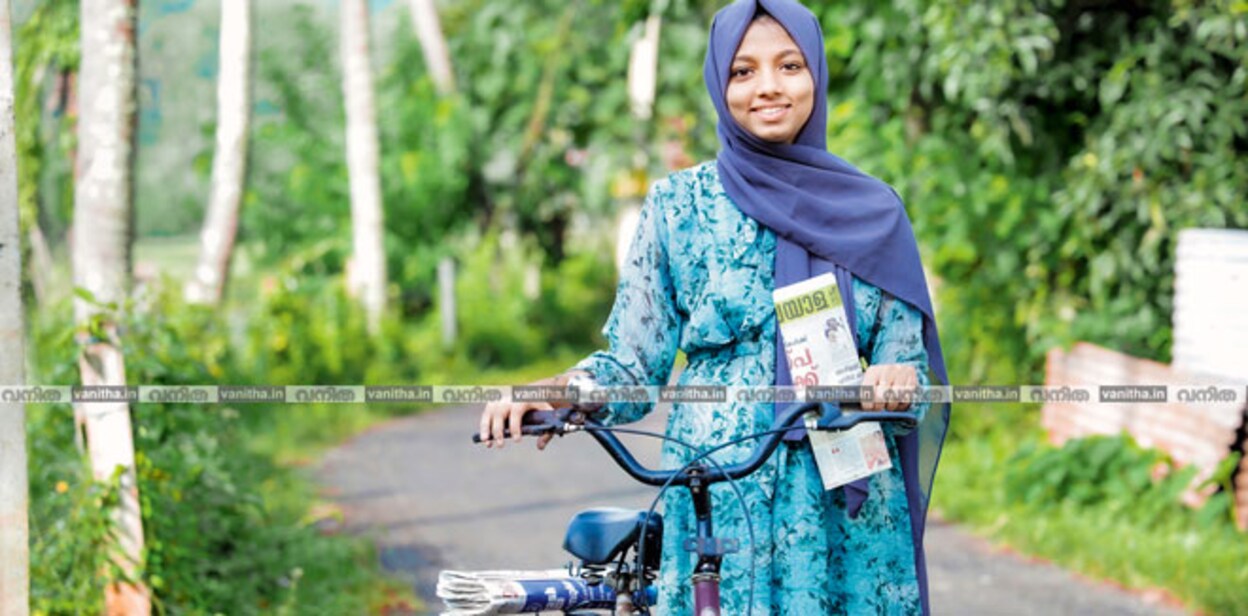 rizavana-news-paper-girl