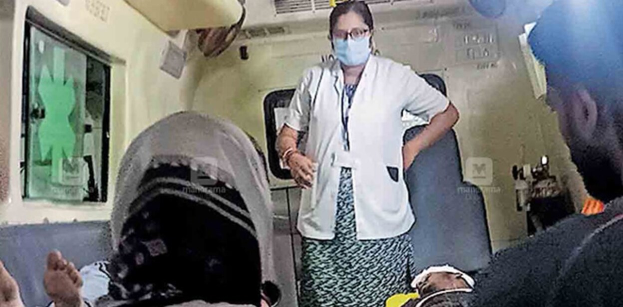 palakkad-2-youths-are-taken-to-the-district-hospital-in-the-same-ambulance