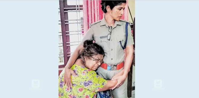‘എന്നെ ഇറക്കി വിടല്ലേ സാറേ...’: കുടിയിറക്കാൻ ഉദ്യോഗസ്ഥരെത്തി: മണ്ണെണ്ണയുമായി സബൂറയുടെ ആത്മഹത്യ ഭീഷണി: വികാരനിർഭര രംഗങ്ങൾ