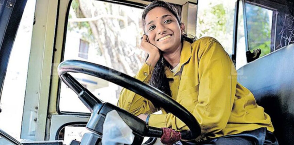 ആഴ്ചയിൽ മൂന്ന് ദിവസം ക്ലാസ്, ബാക്കിയുള്ള ദിവസങ്ങളിൽ രൂപ ബസ് ഡ്രൈവറാണ് ...