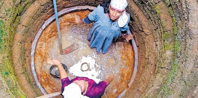വിശ്രമമില്ലാതെ രണ്ടു മണിക്കൂര്‍, കിണറ്റിൽ തെളിനീർ വെട്ടിത്തിളങ്ങി; ശുചീകരണത്തിനായി കിണറ്റിലിറങ്ങി അധ്യാപികമാർ! 