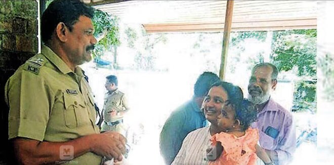 ജീവൻ രക്ഷിച്ച പൊലീസ് മാമൻമാർക്ക് നിരാമയയുടെ ‘കുഞ്ഞു സല്യൂട്ട്’