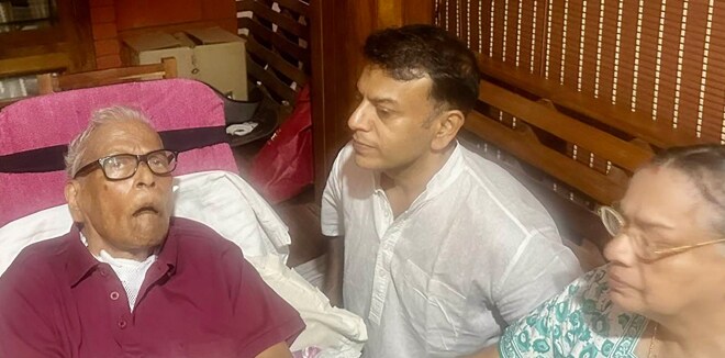 ‘അച്ഛനോടൊത്തുള്ള ഓരോ ഓണവും ആഹ്ലാദകരം തന്നെ’; വി.എസ്. അച്യുതാനന്ദനൊപ്പമുള്ള ചിത്രവുമായി മകന്‍