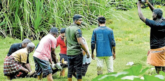 ഭാര്യയുമായി അടുപ്പമുണ്ടെന്ന് സംശയം: യുവാവിനെ കുത്തിവീഴ്ത്തിയ ശേഷം പാടത്തു ചവിട്ടി താഴ്ത്തി: കണ്ണീരോടെ അമ്മ