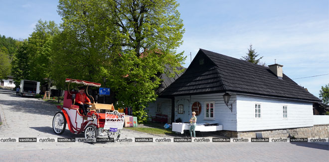 landskrona-swedish-town-tourism-happy-journey-heritage-car