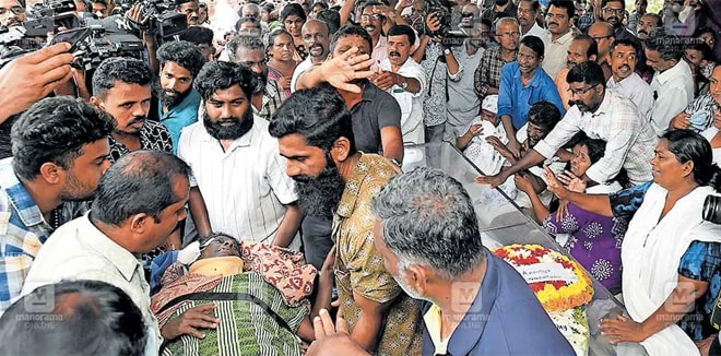'മകന്റെ ചേതനയറ്റ ശരീരം കയ്യകലെ... അമ്മ ഒന്നു തൊട്ടു, വാത്സല്യത്തോടെ, കണ്ണീരോടെ...'; അലൻ യാത്രയായി, നൊമ്പരക്കാഴ്ച 