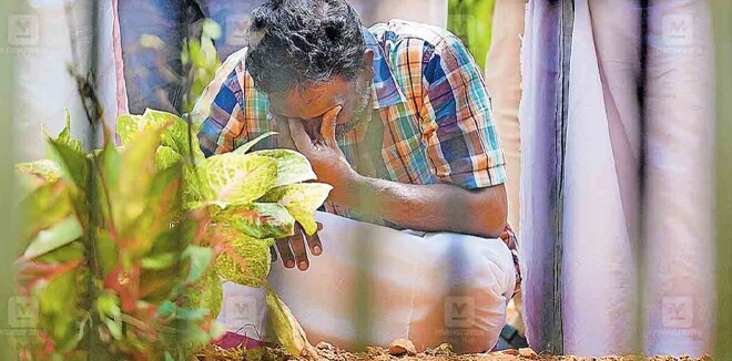 കയ്യില്‍ ഒരു തുണിസഞ്ചിപോലുമില്ല, ഭാര്യയ്ക്കും മക്കള്‍ക്കുമുള്ള സമ്മാനപ്പൊതികളില്ല: ആ ഖബറുകള്‍ക്കരികില്‍ നെഞ്ചുനീറി അബ്ദുല്‍ റഹീം
