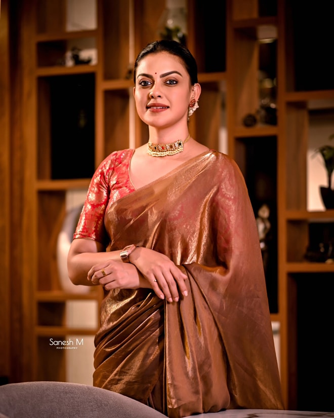 anusree-golden-saree-3 anusree-golden-saree-3