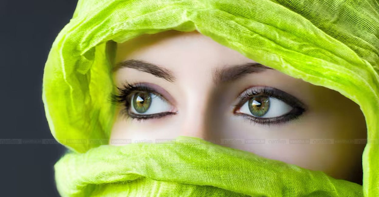 closeup-eyes-woman