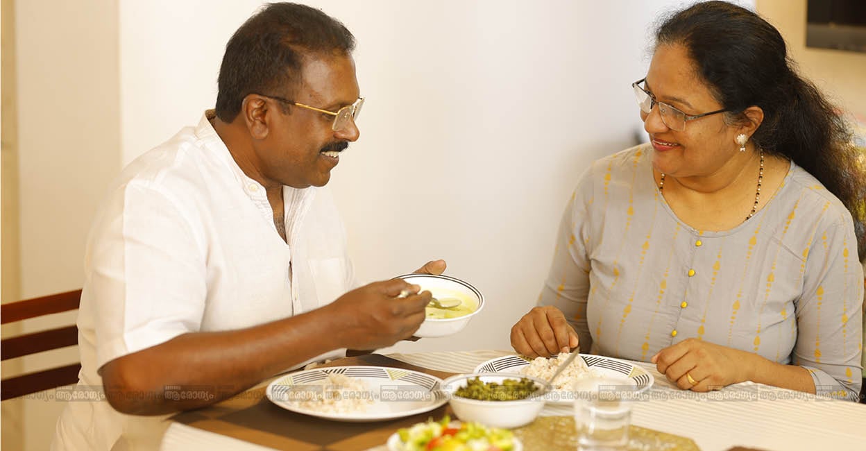 മോഡലുകൾ : കേണൽ ജോൺ ജേക്കബ്, സോഫിയ ജോൺ