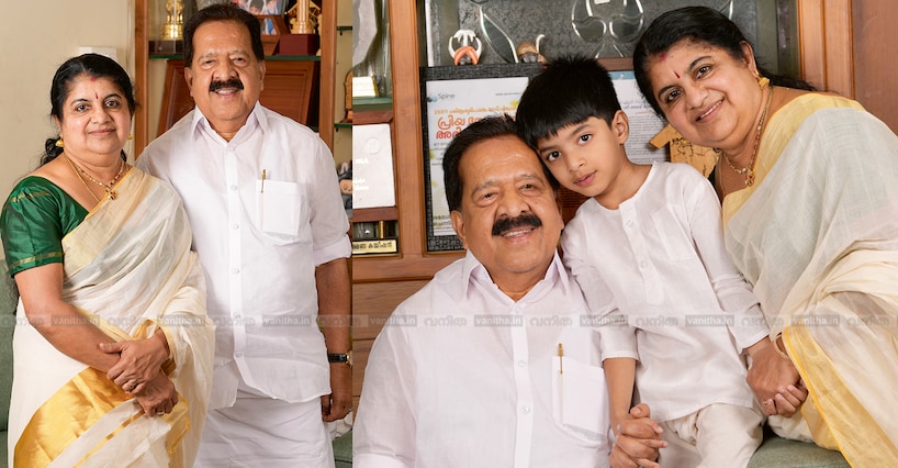 ‘എന്നെ ഇഷ്ടപ്പെട്ടെങ്കിൽ ഒരു ഫോട്ടോ കൊടുത്തു വിടാമോ?’; ചെന്നിത്തലയെ ആദ്യമായി കണ്ട രസകരമായ സംഭവം ഓര്‍ത്തു അനിത 