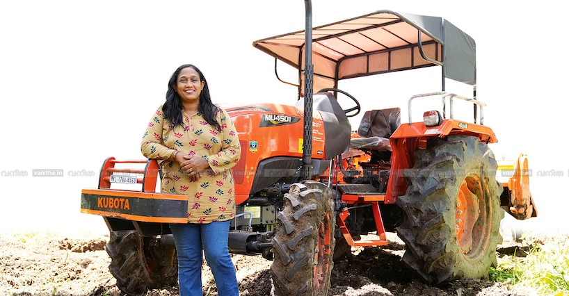 ‘ചുട്ടുപൊള്ളുന്ന വെയിലും ഒപ്പം എൻജിന്റെ ചൂടും.. ഈ തൊഴിൽ അത്ര സിംപിൾ അല്ല’: കാർഷിക രംഗത്ത് ചരിത്രം കുറിച്ച് ‘പൂക്കാരി ഷിനി’