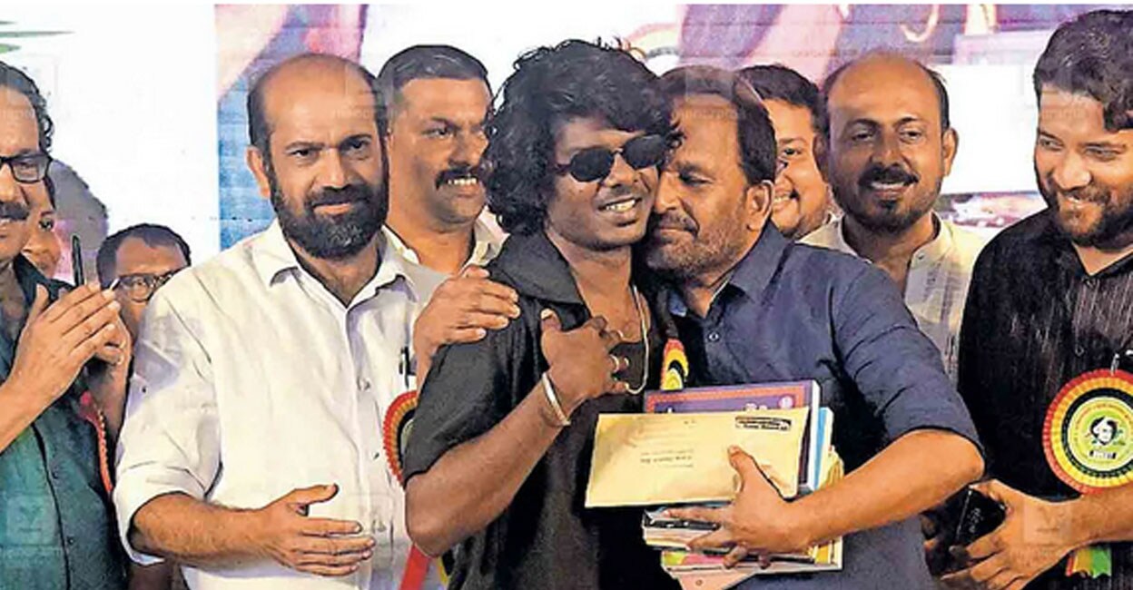 തളിക്കുളം പ്രിയദർശിനി പബ്ലിക് ലൈബ്രറിയുടെ പ്രഥമ പ്രിയദർശിനി പുരസ്‌കാരം ഏറ്റുവാങ്ങിയ വേടനെ ആരാധകർ വളഞ്ഞപ്പോൾ. ചിത്രം: മനോരമ 
