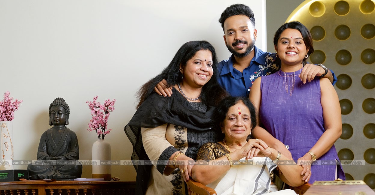 അമ്മ കമലാലക്ഷ്മി, ഭാര്യ ഗാഥ, അമ്മൂമ്മ ഡോ.ഓമനക്കുട്ടി ടീച്ചർ എന്നിവർക്കൊപ്പം  ഹരിശങ്കർ
ഫോട്ടോ: അരുൺ സോൾ