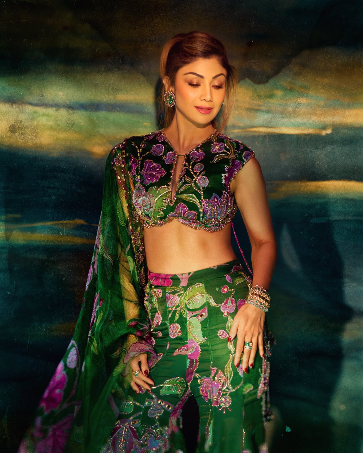 shilpa shetty green dress എയ്ജ് ഈസ് ജസ്റ്റ് എ നമ്പര്‍'; ഗ്രീന്‍ ഔട്ഫിറ്റില്‍ എലഗന്റ് ലുക്കില്‍ ശില്‍പ Yumi