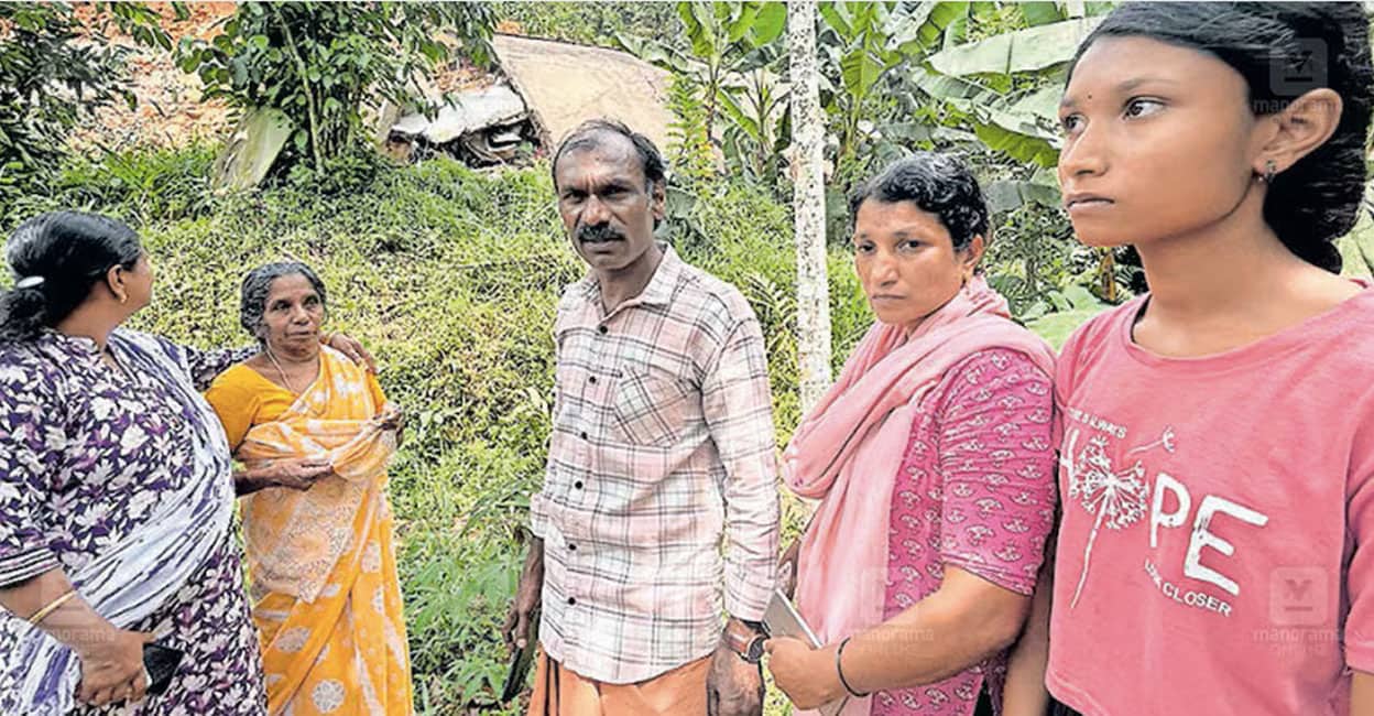adimali-8 ശാന്ത, മറ്റു കുടുംബാംഗങ്ങളോടൊപ്പം തകർന്ന വീടിനു മുൻപിൽ