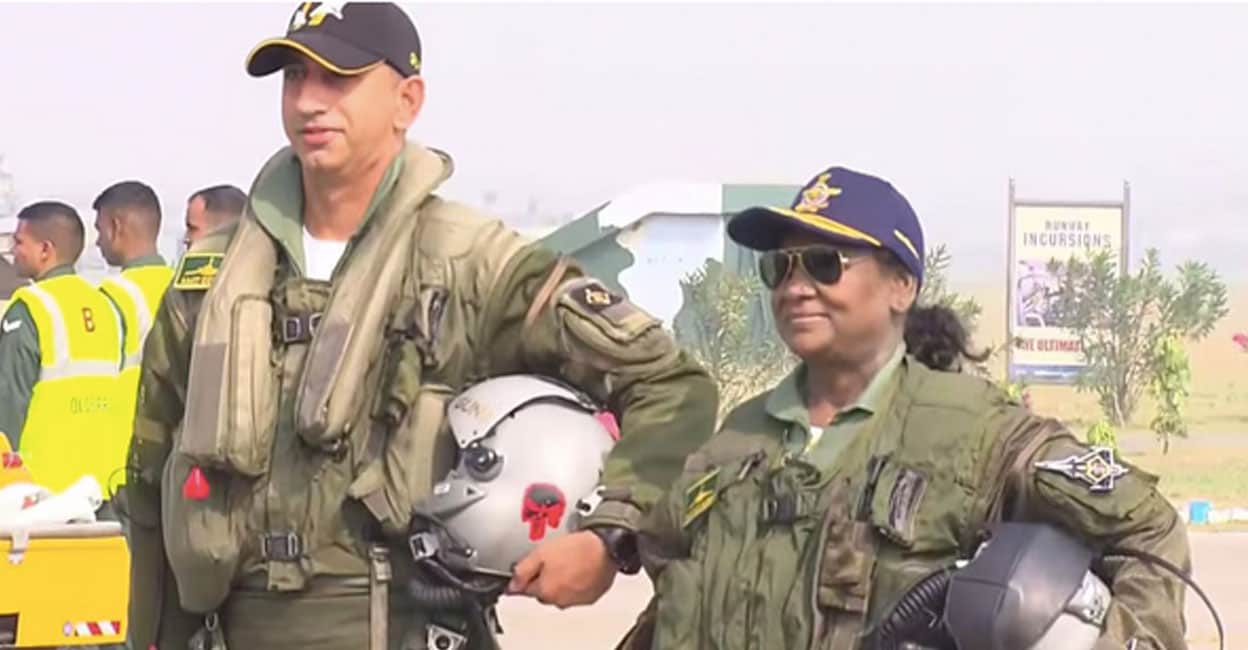 droupadi-murmu-7 രാഷ്ട്രപതി ദ്രൗപദി മുർമു റഫാലിൽ കയറുന്നതിന് തൊട്ടുമുൻപുള്ള ചിത്ര്രം(Photo Courtesy: @Defence_Squad_/x)