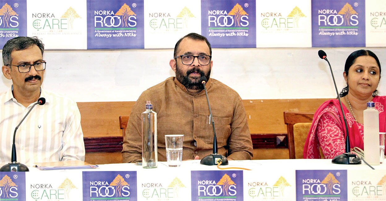 നോർക്ക റൂട്ട്സ്  റസിഡന്റ് വൈസ് ചെയർമാൻ പി. ശ്രീരാമകൃഷ്ണൻ നോർക്ക കെയർ പദ്ധതിയെക്കുറിച്ച് വിശദീകരിക്കുന്നു