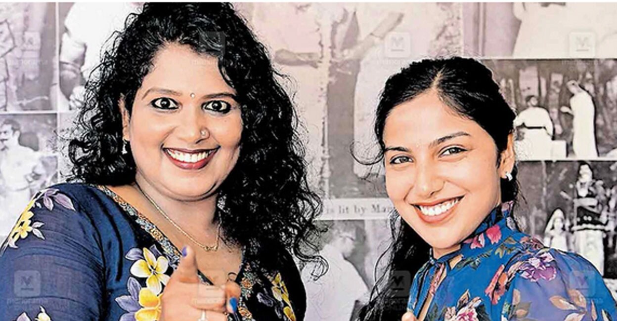 രക്തരക്ഷസ്സ് നാടകത്തിൽ അഭിനയിക്കുന്ന ചിപ്പി തിലകും ജാൻകി വിനോദും. 