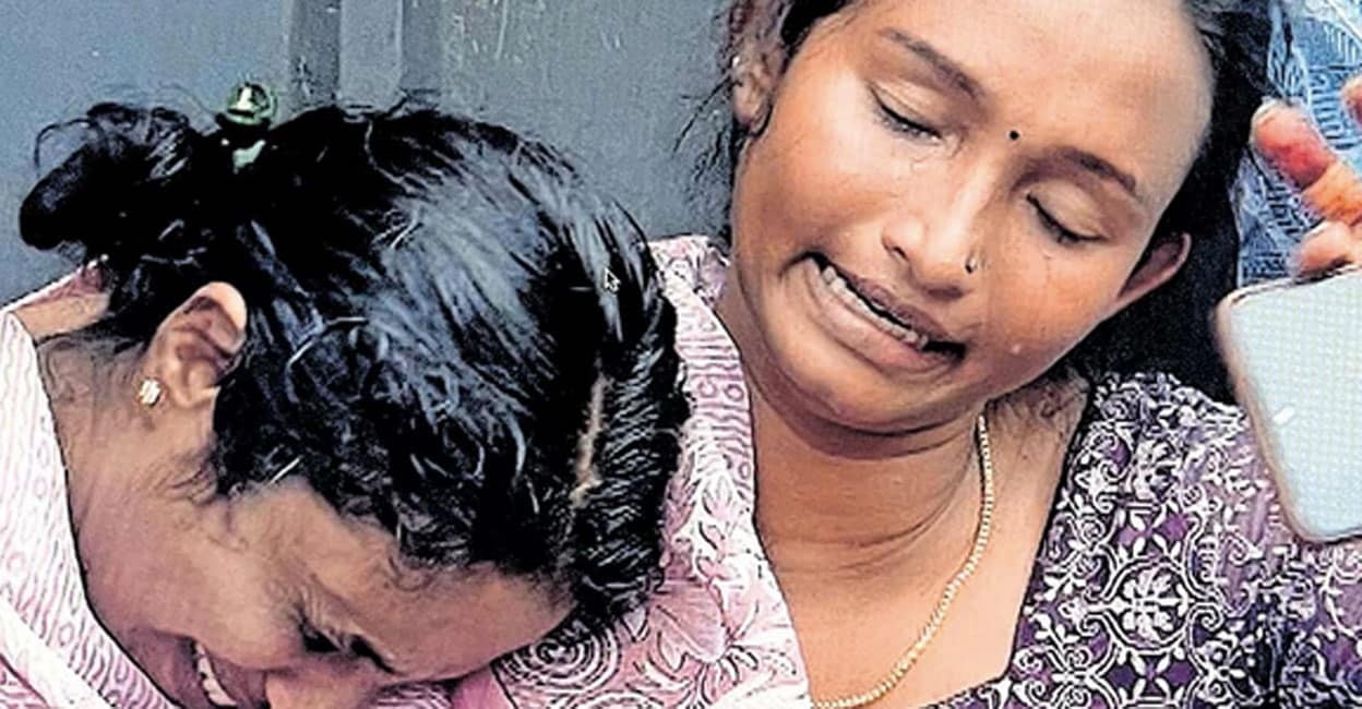 പരുക്കേറ്റ ശ്രീക്കുട്ടിയെ തിരുവനന്തപുരം മെഡിക്കൽ കോളജ് ആശുപത്രിയിലെത്തി കണ്ടശേഷം പുറത്തേക്കു വന്ന അമ്മ പ്രിയദർശിനി (വലത്ത്) കരയുന്നു. ശ്രീക്കുട്ടിയുടെ വല്യമ്മ മിനി സമീപം. (ഫയൽ ചിത്രം) 