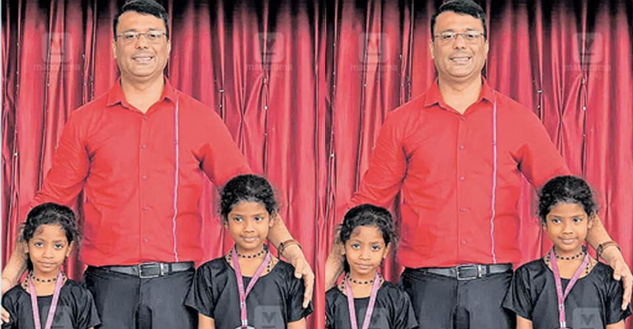 ശബരിമല തീർഥാടനത്തിന് പോകുന്ന വിദ്യാർഥികളെ സ്കൂൾ അസംബ്ലിയിൽ‌ പ്രിൻസിപ്പൽ എം.പി.അൻവർ സാദിഖ് അനുമോദിക്കുന്നു