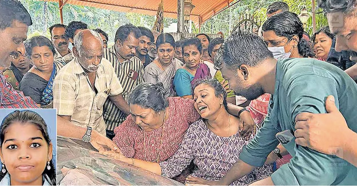 1. ആൻസിയുടെ മൃതദേഹം ചെറുകുളത്തെ വീട്ടിലെത്തിച്ചപ്പോൾ മൃതദേഹത്തിനരികിൽ മാതാവ് അനീഷ. 2. ആൻസി