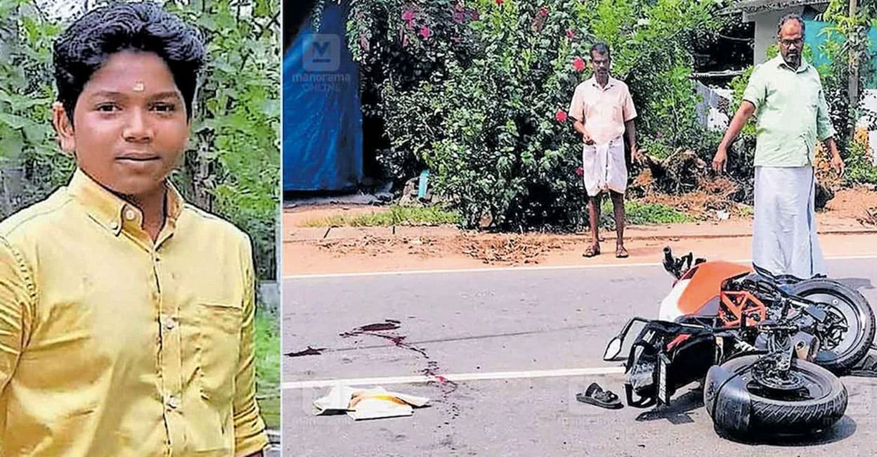 (1)പി.ദിൽജിത്ത് (2)കാഞ്ഞിരപ്പുഴ പാലാമ്പട്ടയിൽ അപകടത്തിൽ തകർന്ന ബൈക്ക്. നാടൻപാട്ടു മത്സരത്തിന് ഉപയോഗിക്കാനായി കൊണ്ടുവന്ന മുണ്ട് റോഡിൽ കിടക്കുന്നതു കാണാം