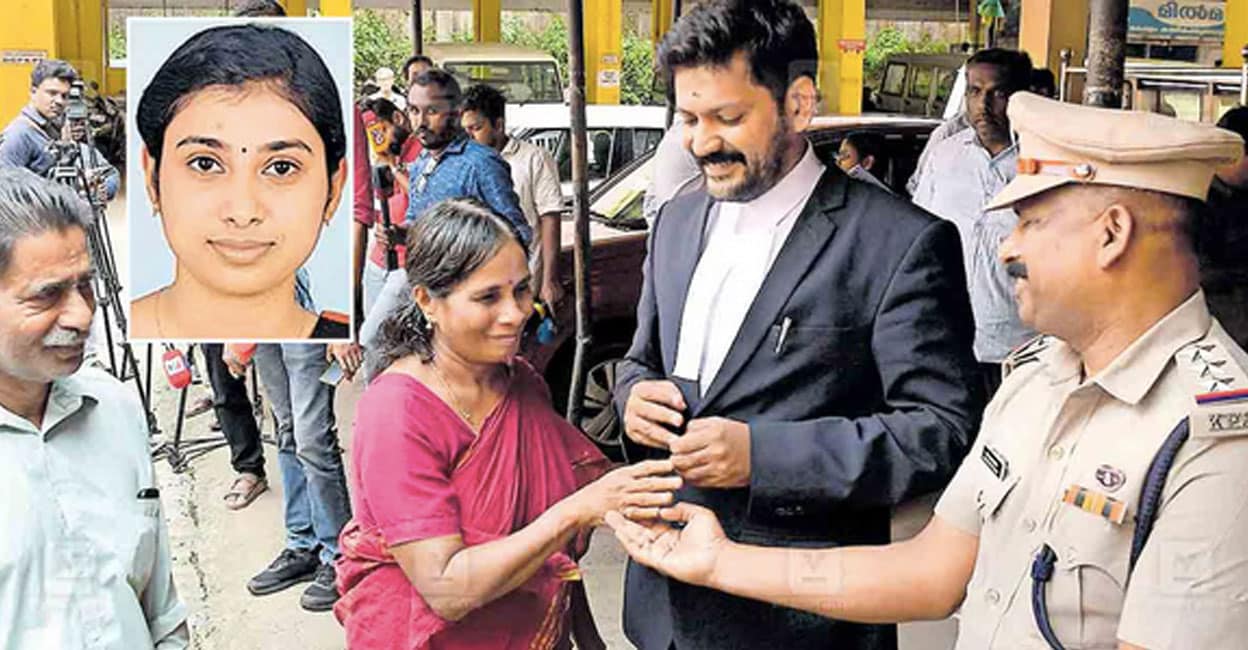 കവിത കൊലക്കേസ് വിധി അറിഞ്ഞ ശേഷം പത്തനംതിട്ട അഡീഷനൽ ജില്ലാ കോടതി ഒന്നിൽ നിന്നു പുറത്തിറങ്ങിയ അമ്മ ഉഷ കേസന്വേഷണം നടത്തിയ ഇൻസ്പെക്ടർ പി.ആർ.സന്തോഷിനു കൈ നൽകിയപ്പോൾ. കവിതയുടെ അച്ഛൻ വിജയകുമാർ, പ്രോസിക്യൂട്ടർ ഹരിശങ്കർ പ്രസാദ് എന്നിവർ സമീപം. പ്രോസിക്യൂട്ടർ ഹരിശങ്കർ പ്രസാദിനെയും തെളിവുകൾ ശേഖരിച്ച് മികച്ച രീതിയിൽ കുറ്റാന്വേഷണം നടത്തിയതിന് തിരുവല്ല സിഐയായിരുന്ന പി.ആർ.സന്തോഷിനെയും കോടതി പ്രത്യേകം അഭിനന്ദിച്ചു, (ഇൻസെറ്റിൽ, കൊല്ലപ്പെട്ട കവിത). ചിത്രം: മനോരമ 
