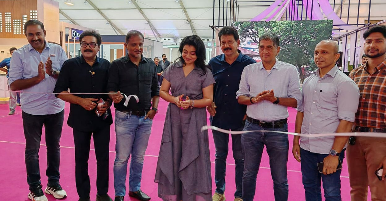 കൊച്ചി മറൈമൻ ഡ്രൈവിൽ നടക്കുന്ന വനിത വീട് എക്സ്ബിഷൻ സിനിമാതാരവും ആർക്കിടെക്ടുമായ ശ്രുതി രാമചന്ദ്രൻ  ഉദ്ഘാടനം ചെയ്യുന്നു