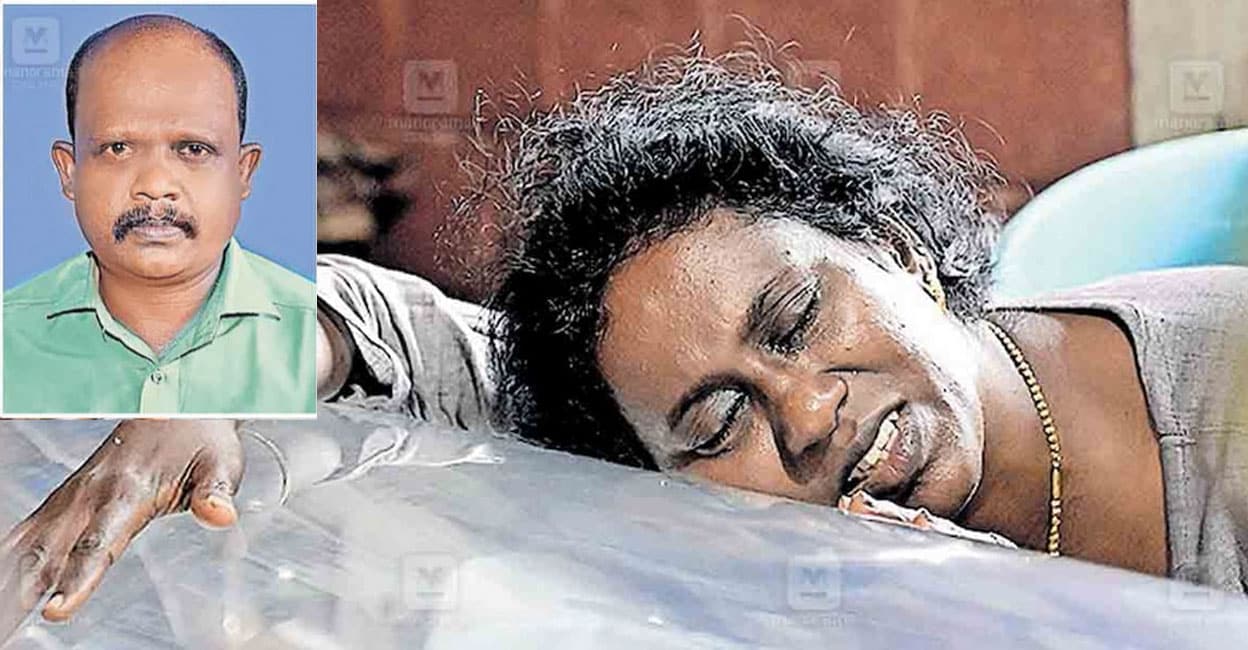 തിരുവനന്തപുരം മെഡിക്കല്‍ കോളജ് ആശുപത്രിയിൽ കഴിഞ്ഞ ദിവസം മരിച്ച ചവറ പന്മന മനയിൽ പൂജാ ഭവനത്തിൽ വേണുവിന്റെ മൃതദേഹം വീട്ടിൽ എത്തിച്ചപ്പോൾ വിങ്ങിപ്പൊട്ടുന്ന ഭാര്യ സിന്ധു. ചിത്രം: മനോരമ 