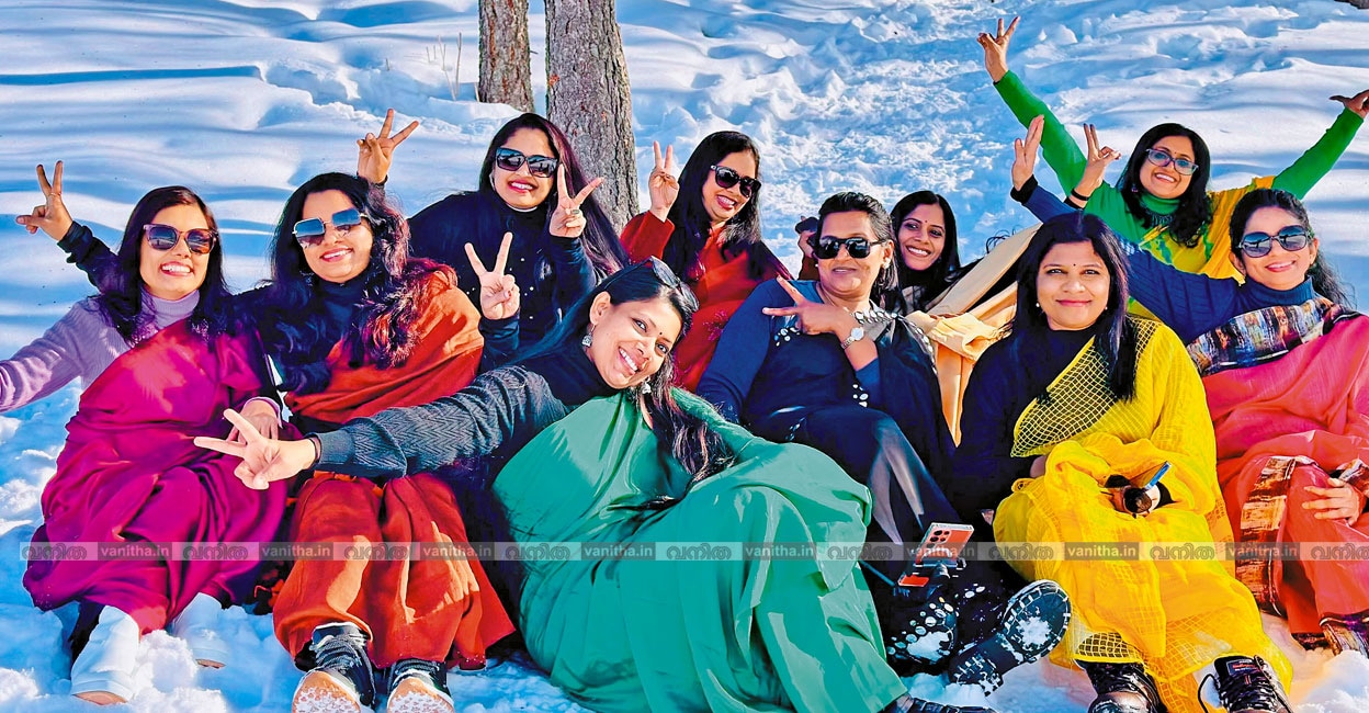 മഞ്ഞുമലയില്‍ കൂട്ടുകാരികള്‍: പിന്‍നിര: ഫസ് ല, ഫിറോസിയ, സൗമ്യ, 
രഞ്ജിനി, വിജിഷ, സുജിത മുന്‍നിര: വാണിശ്രീ, ഫാബി, അഞ്ജു, ശ്രീകല