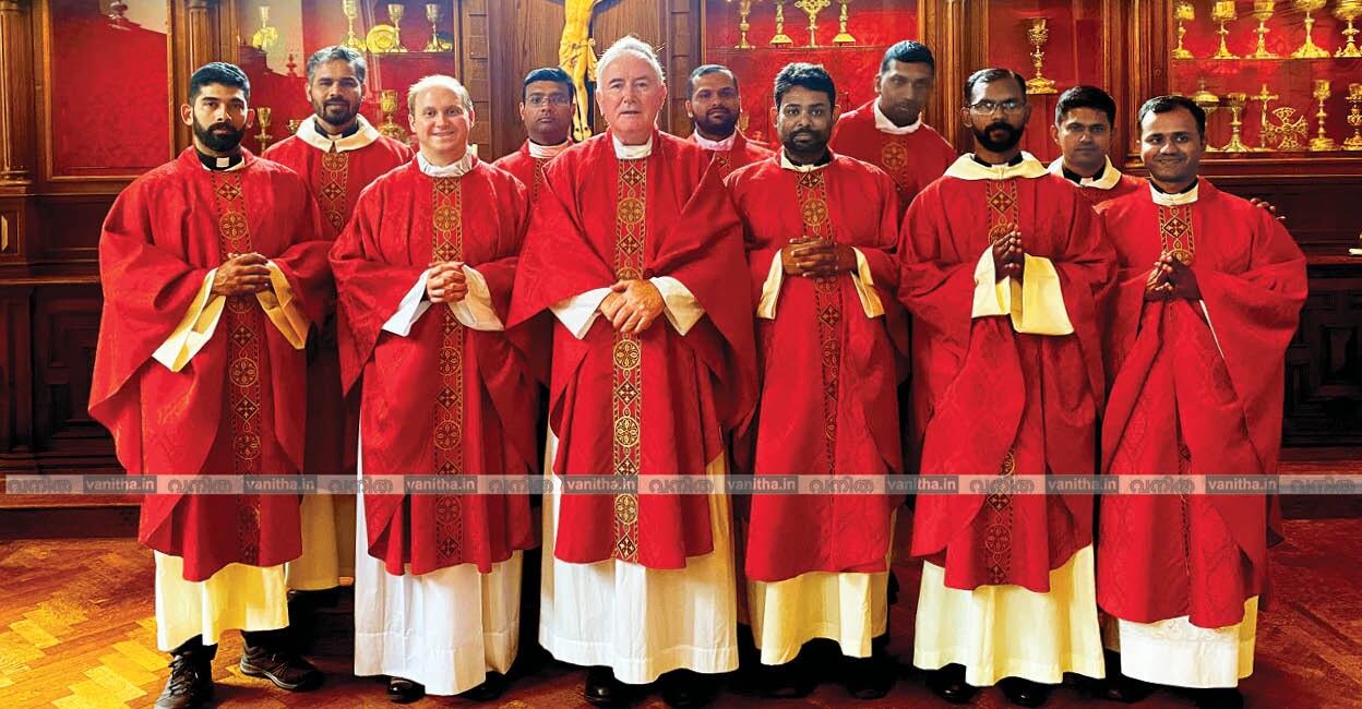 വത്തിക്കാൻ ക്രിക്കറ്റ് ടീമിലെ വൈദികർ വിശുദ്ധ കുർബാനയ്ക്കു ശേഷം 