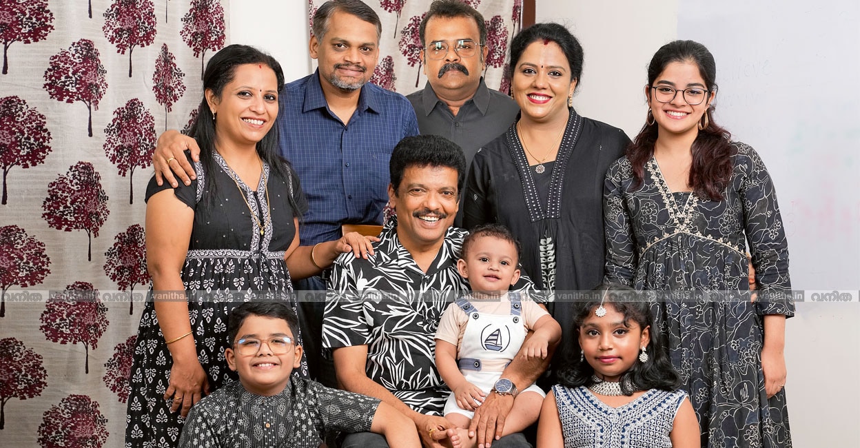 കുടുംബചിത്രം – സൗമ്യ, പ്രവീൺ പണിക്കർ, കെ.എസ്. നരേന്ദ്രൻനായർ, രമ്യ, കാർത്തിക, കാർത്തിക്, ജഗദീഷ്, അപ്പുണ്ണി, പ്രാർഥന