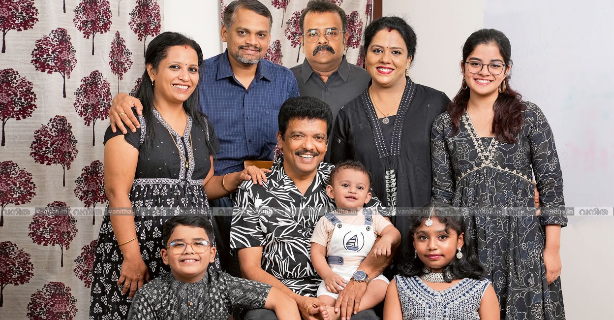 jagadeesh-file-main കുടുംബചിത്രം – സൗമ്യ, പ്രവീൺ പണിക്കർ, കെ.എസ്. നരേന്ദ്രൻനായർ, രമ്യ, കാർത്തിക, കാർത്തിക്, ജഗദീഷ്, അപ്പുണ്ണി, പ്രാർഥന