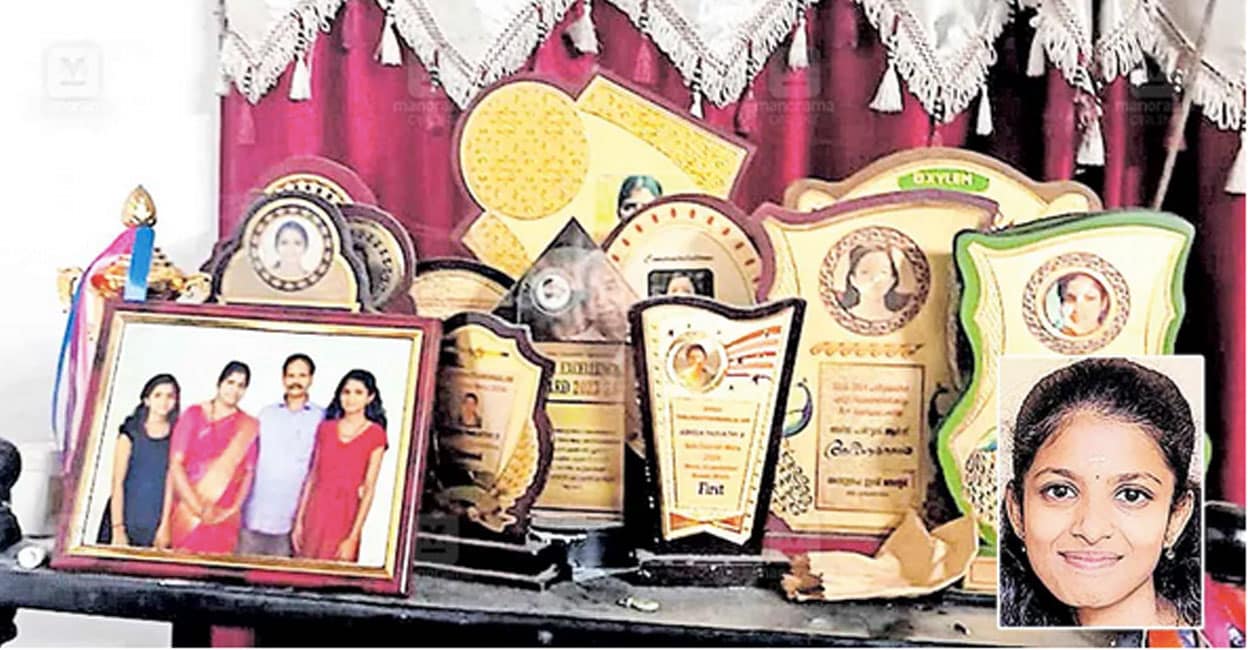 abhida-1 അഭിദയും സഹോദരി അഭിജയും നേടിയ സമ്മാനങ്ങൾ മാടത്താനിയിലെ വീട്ടിൽ സൂക്ഷിച്ചനിലയിൽ. കുടുംബചിത്രവും ഒപ്പം. (ഇൻസെറ്റിൽ അഭിദ പാർവതി )