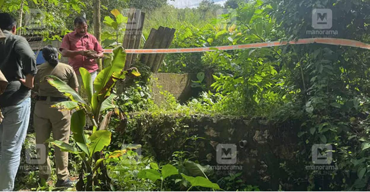 pathanamthitta-54 നവജാതശിശുവിന്റെ മൃതദേഹം കണ്ടെത്തിയ മെഴുവേലി പത്ത്ശേരിമുക്കിൽ പൊലീസ് പരിശോധന നടത്തുന്നു. ചിത്രം :ഹരിലാൽ/മനോരമ