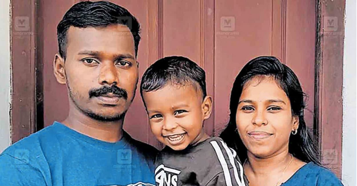 രമേശനും രേഷ്മയും കുഞ്ഞിനൊപ്പം.
