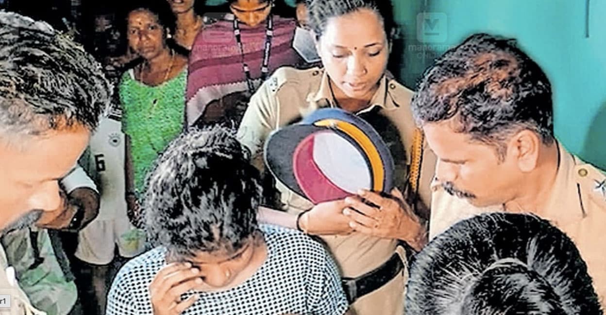 വെള്ളിക്കുളങ്ങര നൂലുവള്ളിയിലെ വീട്ടിൽ അനീഷയെ തെളിവെടുപ്പിനായി എത്തിച്ചപ്പോൾ