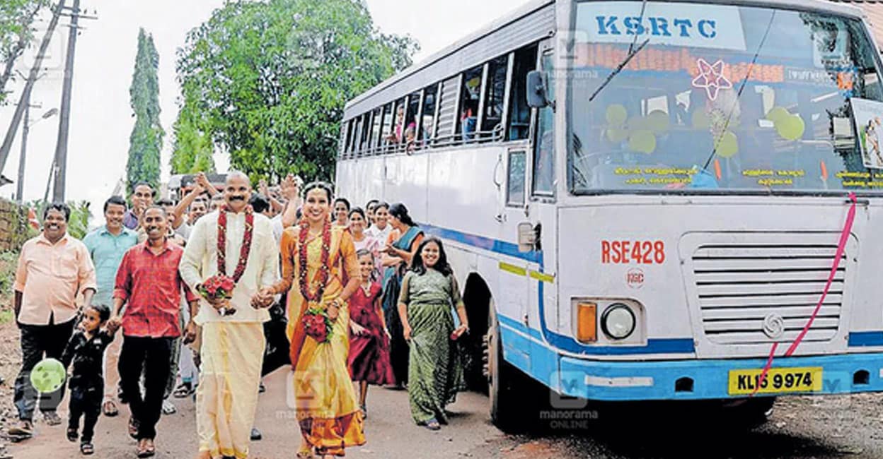 വിവാഹശേഷം ഷിനുവും സുനന്ദയും കെഎസ്ആർടിസി ബസിനുസമീപം സ്ഥിരം യാത്രക്കാർക്കൊപ്പം.  (ചിത്രം മനോരമ)