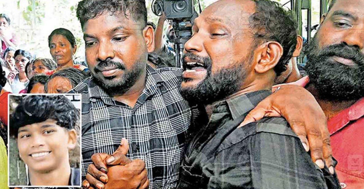 ananthu-5 മൃഗവേട്ടയ്ക്കൊരുക്കിയ കെണിയിൽനിന്നു ഷോക്കേറ്റു മരിച്ച അനന്തുവിന്റെ മൃതദേഹത്തിനരികിൽ നിന്നു കരയുന്ന പിതാവ് സുരേഷിനെ ബന്ധുക്കൾ ആശ്വസിപ്പിക്കുന്നു. ചിത്രം: മനോരമ 2) (ഇൻസെറ്റിൽ) ഷോക്കേറ്റു മരിച്ച അനന്തു
