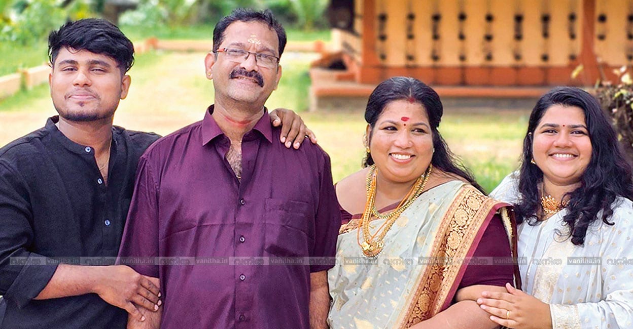 അമ്മയ്ക്കും അച്ഛനുമൊപ്പം ഗായത്രിയും അഭിനവും