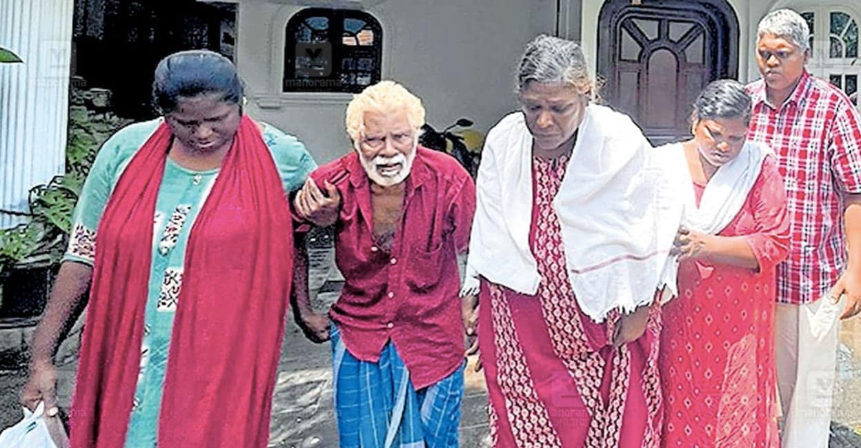 വാടക വീട്ടിൽ നിന്നിറക്കിവിട്ട തോട്ടത്തിൽ നികർത്ത് വാസുവും  കുടുംബവും സാമൂഹിക പ്രവർത്തകനായ തെരുവോരം മുരുകനൊപ്പം