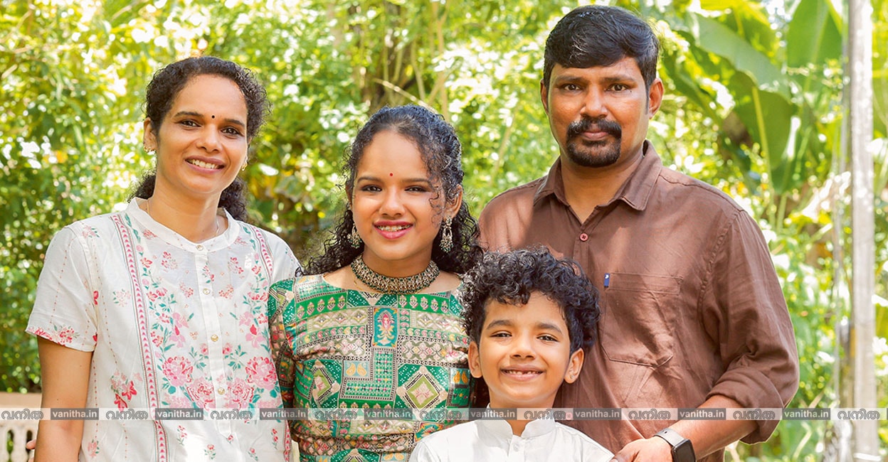 അമ്മ സന്ധ്യ, അച്ഛൻ സജിമോൻ എന്നിവർക്കൊപ്പം അനിർവിന്യയും അവിർഭവും