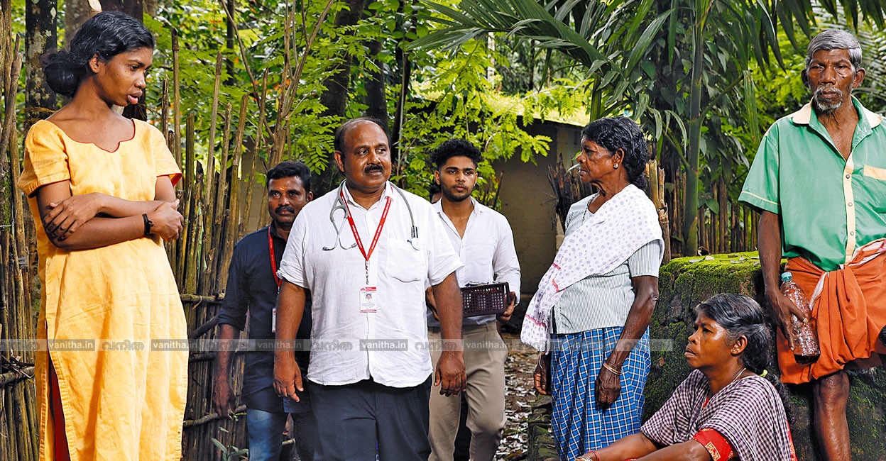 ഡോ.യു.ഡി. ഷിനിലും സംഘവും വാച്ചുമരം ആദിവാസി ഗ്രാമത്തിൽ