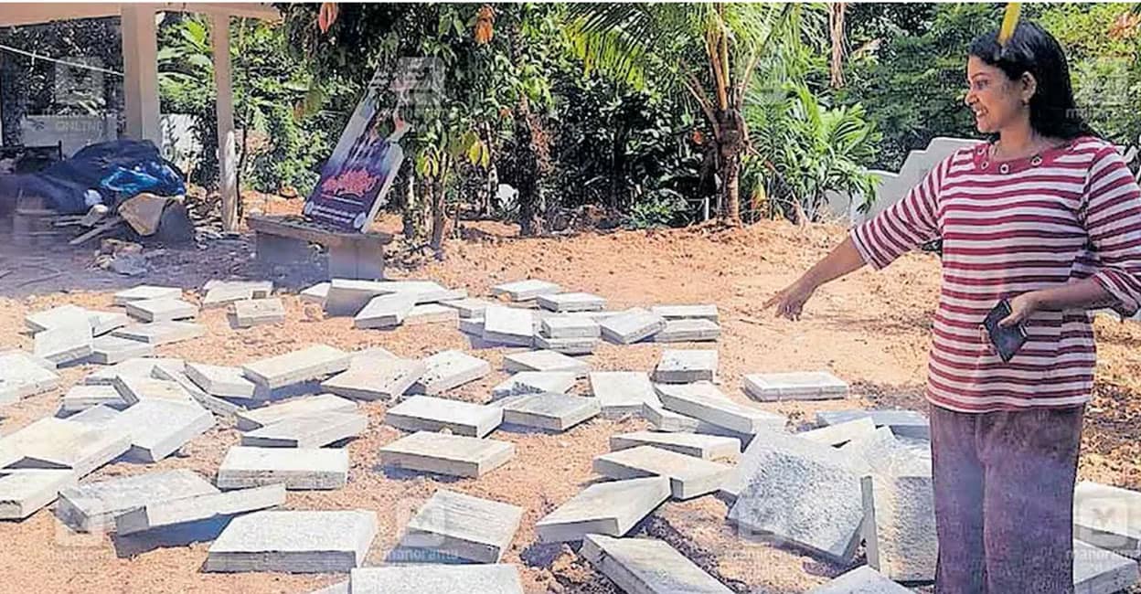 ടൈൽസ് സ്വയം വാഹനത്തിൽ നിന്ന് ഇറക്കുന്ന പ്രിയ വിനോദ്. (വിഡിയോ ദൃശ്യം)